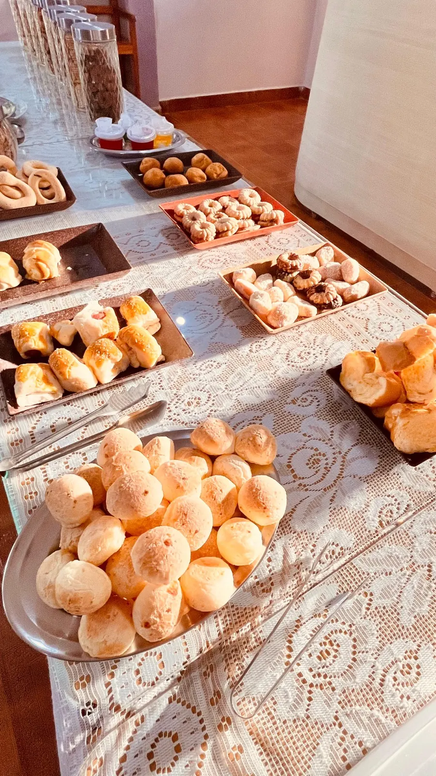 Pão de queijo e quitutes mineiros no café da manhã