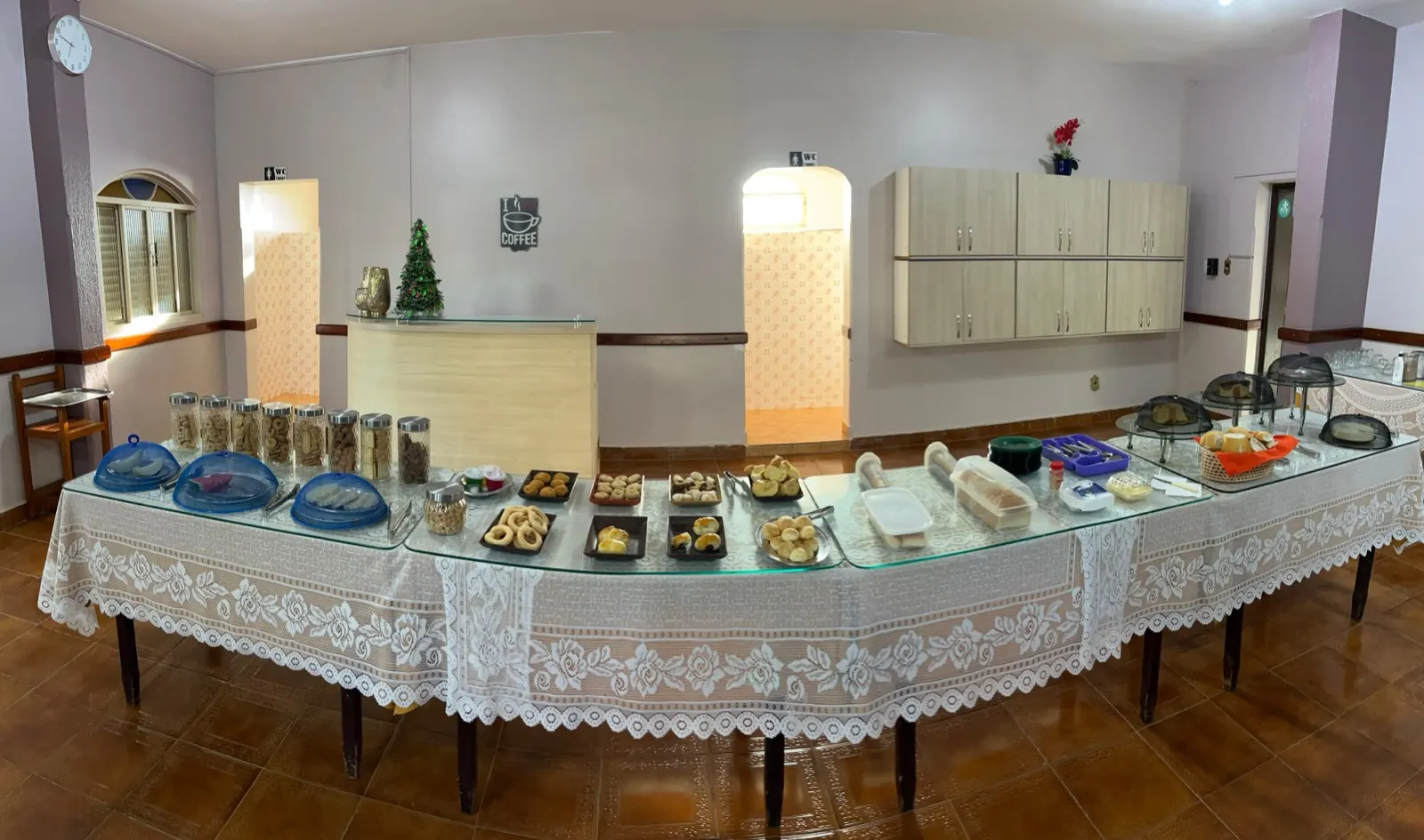 Buffet do café da manhã com variedades regionais