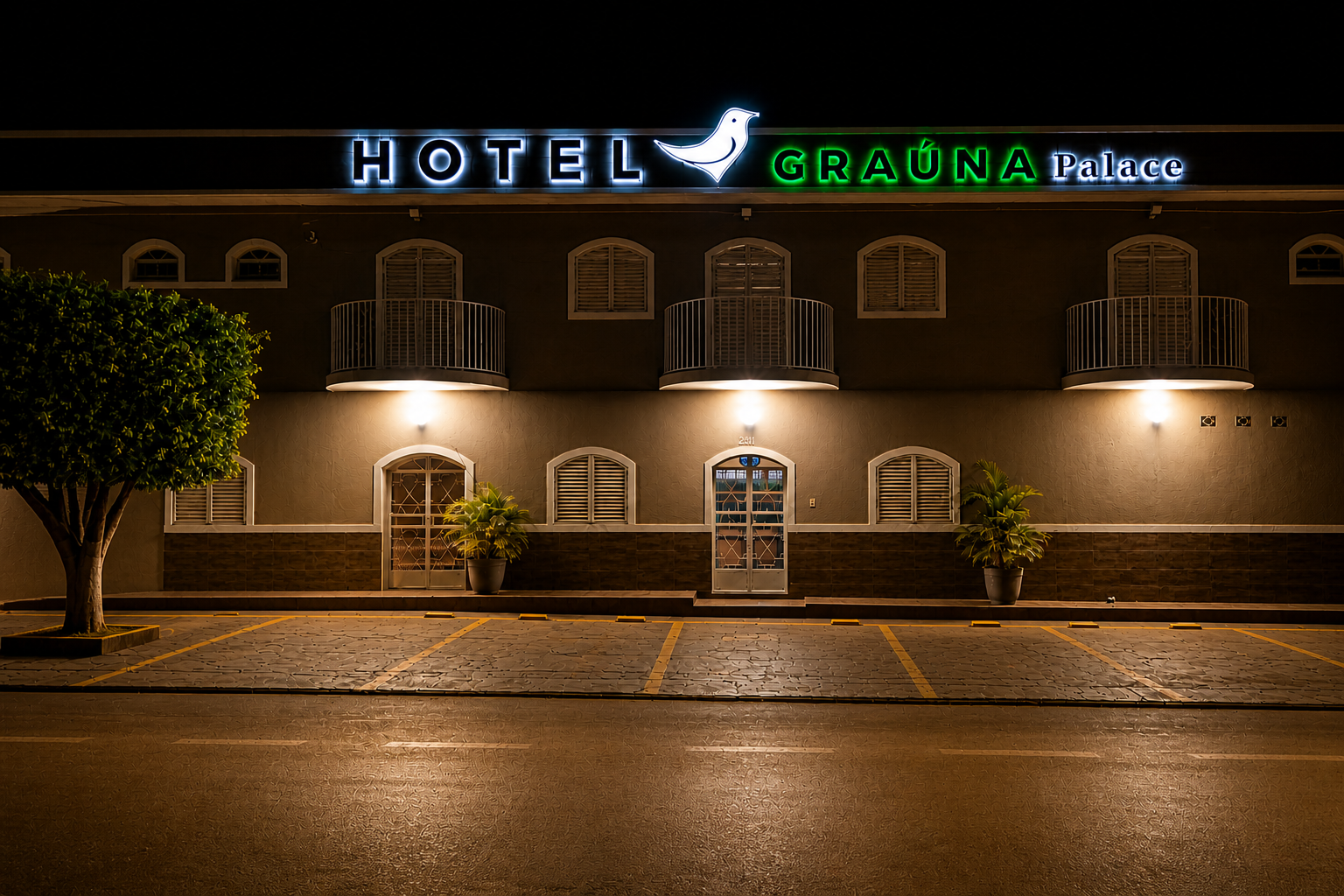 Fachada noturna do Graúna Palace Hotel em Guarda-Mor MG
