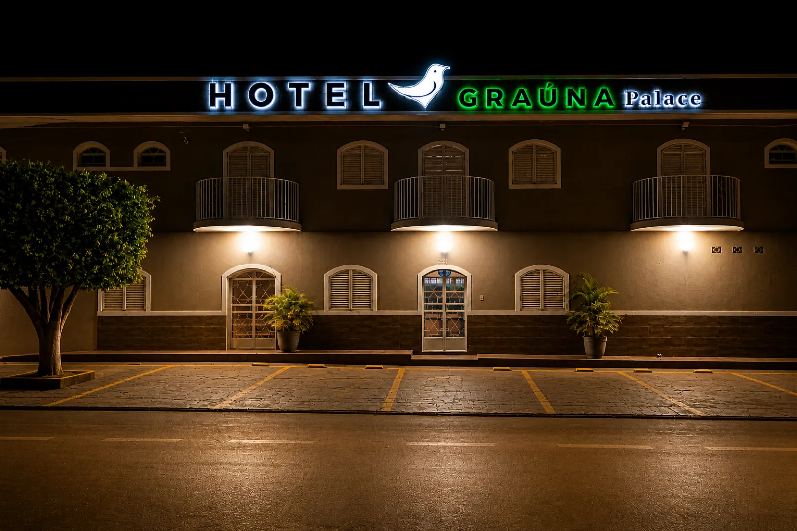Fachada noturna do Graúna Palace Hotel