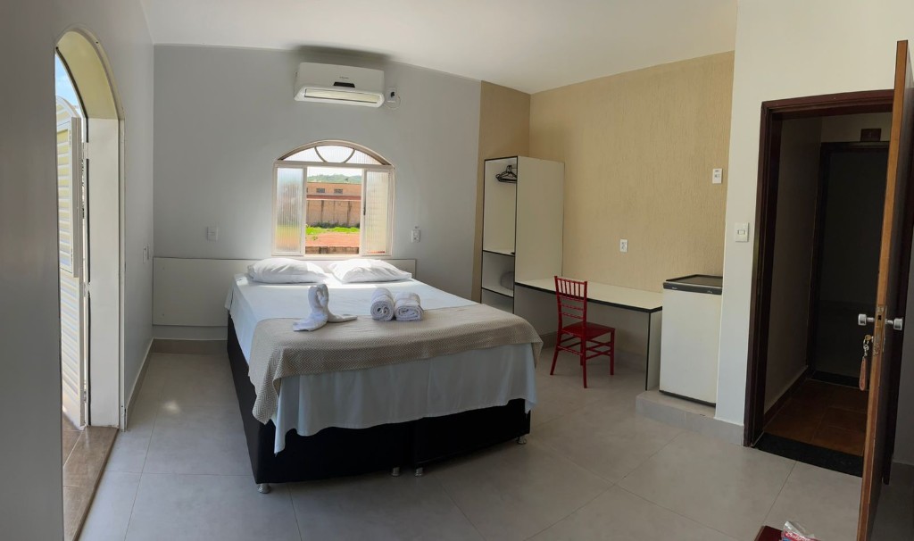 Apartamento Luxo Casal — cama queen e área de trabalho