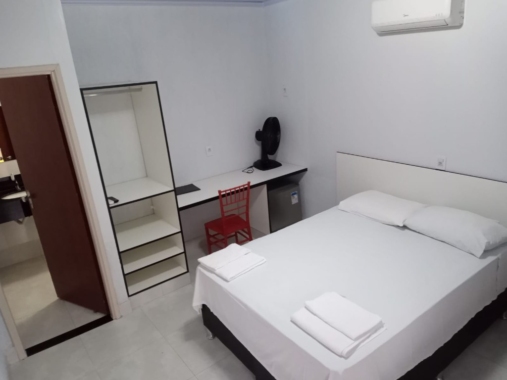 Apartamento Standard Casal — cama de casal e área de trabalho